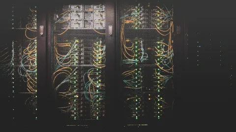 Veri merkezi ve elektronik — Sürekli yük, N+1 yedeklilik ve free cooling üzerinden veri odaları ve elektronik üretimi için KPLN chiller seçimi.