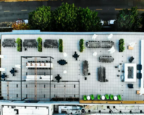 Çatı, saha, sundurma ve makine dairesi karşılaştırması; sıcak hava kısa devresi, serbest mesafeler, iki cihazın dizilimi ve kapasite kaybının sayısal karşılığı.