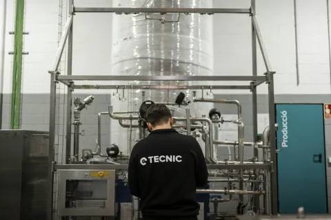 Chiller devresinde su hacmi yetmezse kompresör durup kalkar, su sıcaklığı salınır. Tampon tankın hacmi nasıl hesaplanır, seri mi paralel mi bağlanır, neden terler ve nasıl yalıtılı