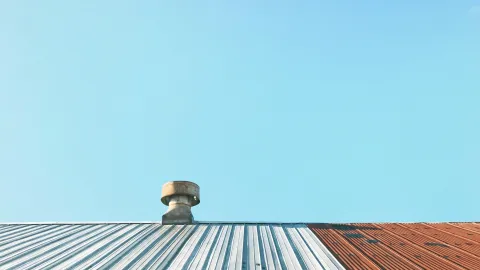 Ortam sıcaklığı 35 °C nominal noktasının üzerine çıkınca hava soğutmalı chiller neden az soğutur, kondenser temizliği ve gölgeleme ne kadar işe yarar, seçimde yaz tepesi nasıl hesa