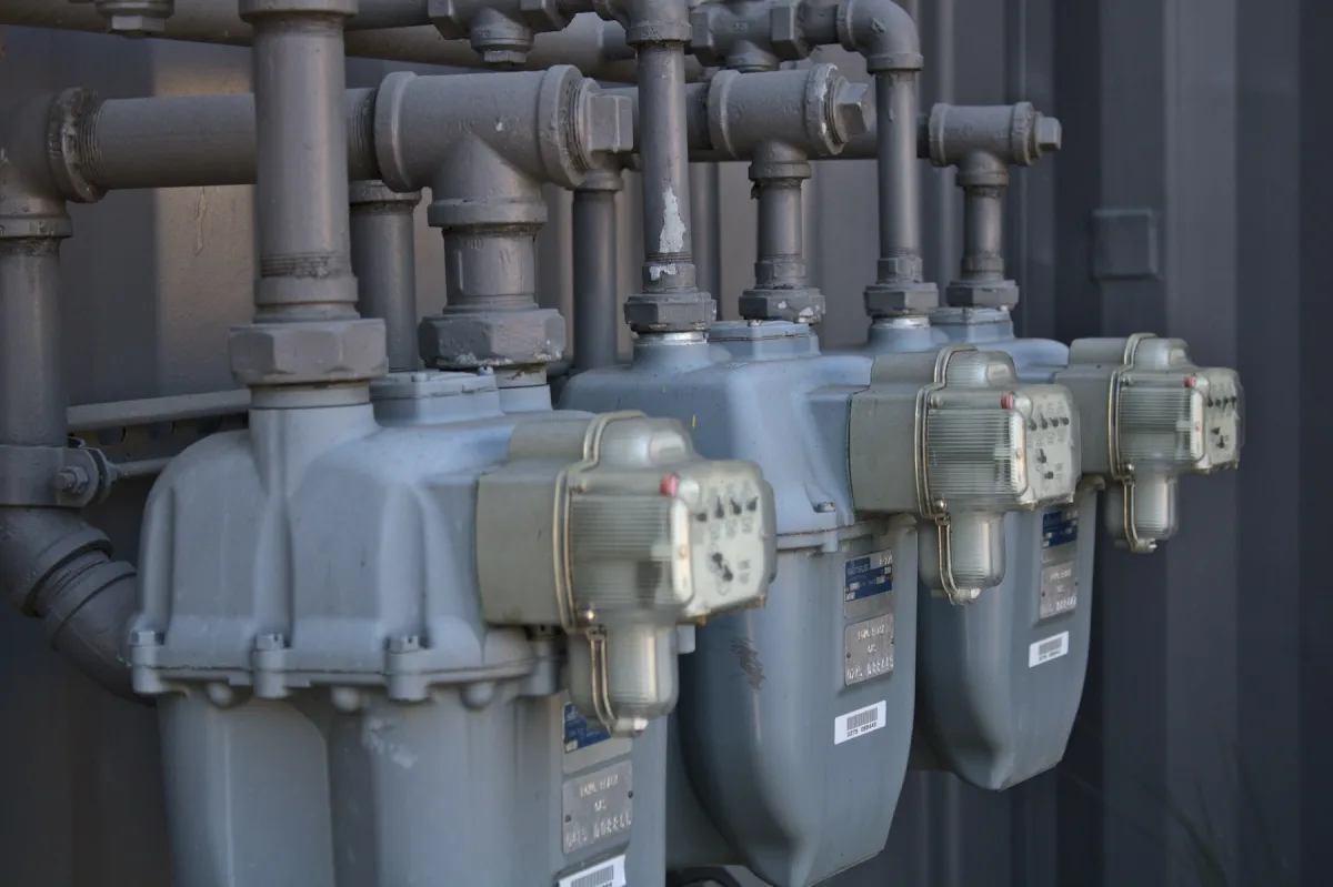 Chiller faturası nasıl oluşur: EER kavramı, çalışma saati ve yük profiliyle yıllık kWh tahmini, su sıcaklığının, kirli kondenserin ve unutulan pompanın tüketime etkisi.