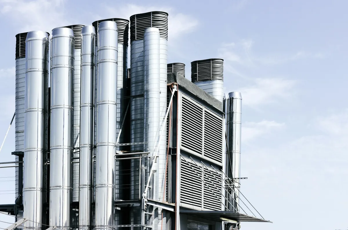 Kulenin nemli yaz gününde 28-32 °C'nin altına inememesinin sebebi, su ve kimyasal tüketimi, legionella riski, prosesin 20 °C ve altını istediği durumlar ve kule ile chiller'ın birl