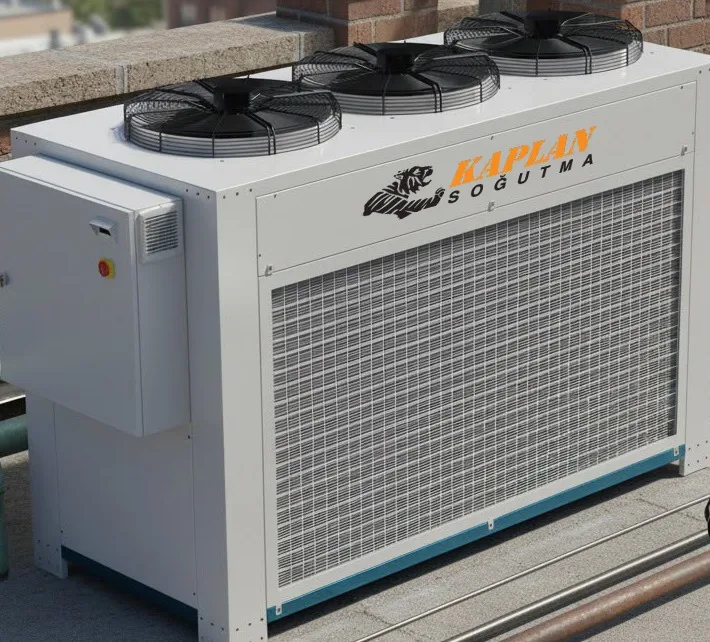 KPLN 75.2 hava soğutmalı su soğutma grubu — üç fanlı gövde, kondenser kanatları görünümde